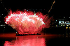 Garonne embrasée par le feu d'artifice de Bordeaux Fête le Vin 2016 | Photo 33-bordeaux.com