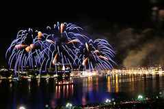 Palmiers multicolores dans le ciel de Bordeaux Fête le Vin 2016 | Photo 33-bordeaux.com