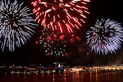 Fusées du feu d'artifice de la Fête le Vin 2016 dans le ciel bordelais  | Photo 33-bordeaux.com