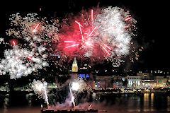 La Bastide illuminée par le feu d'artifice de Bordeaux Fête le Vin 2016 | Photo 33-bordeaux.com