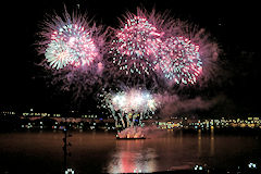 Bouquet de fusées du feu d'artifice de Bordeaux Fête le Vin 2016 | Photo 33-bordeaux.com