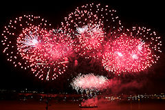 Thème rouge pour le feu d'artifice de Bordeaux Fête le Vin 2016 | Photo 33-bordeaux.com