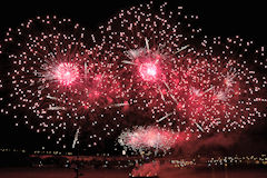 Fusées rouge du feu d'artifice de Bordeaux Fête le Vin 2016 | Photo 33-bordeaux.com