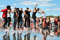 Compagnie Rêvolution sur le miroir d'eau pour Bordeaux Fête le Vin 2016 | Photo 33-bordeaux.com