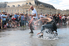 Danse sur le miroir d'eau pour Bordeaux Fête le Vin 2016 | Photo 33-bordeaux.com