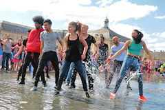 Danse sur le miroir d'eau lors de Bordeaux Fête le Vin 2016 | Photo 33-bordeaux.com