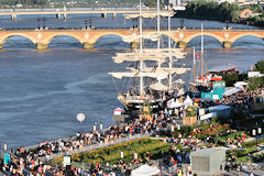 Belem et pont de pierre pour Bordeaux Fête le Vin 2016 | Photo 33-bordeaux.com