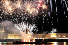 Bordeaux feu d'artifice devant les façades de la bourse | photo Bernard Tocheport