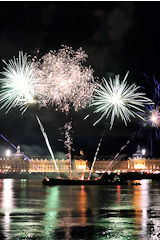 Bordeaux barge pyrotechnique sur la Garonne | photo Bernard Tocheport