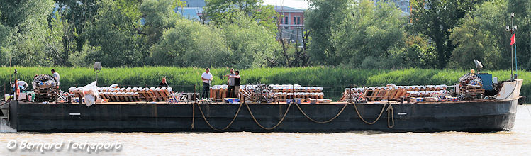 Barge des artificiers sur la Garonne