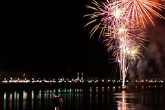 Feu d'artifice à Bordeaux depuis une barge sur la Garonne | photo 33-bordeaux.com