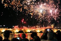 Feu d'artifice à Bordeaux illuminant le pont de pierre | photo 33-bordeaux.com