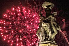 Feu d'artifice : fusée éclairant la fontaine des 3 Grâces | photo 33-bordeaux.com