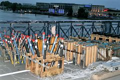 Préparation feu d'artifice sur le pont de pierre | photo 33-bordeaux.com