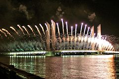 Feu d'artifice et cascade lumineuse sur le pont Chaban Delmas | photo 33-bordeaux.com