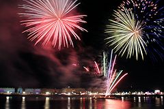 Feu d'artifice à Bordeaux pendant la Fête du Vin | photo 33-bordeaux.com