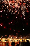 Fusée du feu d'artifice sur le pont de pierre | photo 33-bordeaux.com