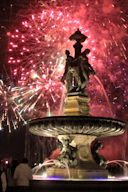 Fusées rouges et fontaine des 3 Grâces | photo 33-bordeaux.com