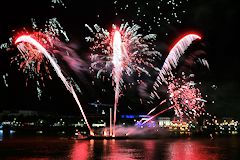 Feu d'artifice : fusée éclairant la fontaine des 3 Grâces | photo 33-bordeaux.com