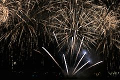 Feu d'artifice à Bordeaux depuis une barge sur la Garonne | photo 33-bordeaux.com