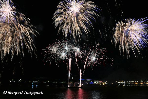 Feu d'artifice : fusée éclairant la fontaine des 3 Grâces | photo 33-bordeaux.com