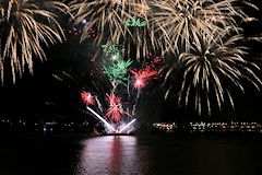 Feu d'artifice à Bordeaux illuminant le pont de pierre | photo 33-bordeaux.com