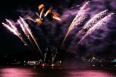 Feu d'artifice : épis scintillants dans le ciel de Bordeaux | photo 33-bordeaux.com