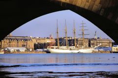 Esmeralda grand voilier à Bordeaux en 1990 depuis une arche du pont de pierre | Photo Bernard Tocheport