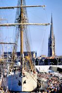 Bordeaux 1990 les mâts du Tovarich dans l'alignement de la flèche Saint Michel | Photo Bernard Tocheport