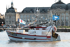 Bateau de pêche de La Cotinière place de la Bourse à Bordeaux  | 33-bordeaux.com