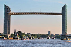 Bateaux de pêche de La Cotinière franchissant le pont Chaban Delmas | 33-bordeaux.com