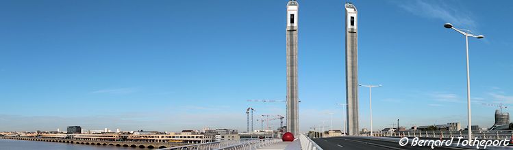 Redball project : la boule rouge sur le pont Chaban Delmas