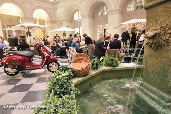 Vespa et fontaine soirée Dolce Vita Bordeaux SO Good 2018 | Photo Bernard Tocheport