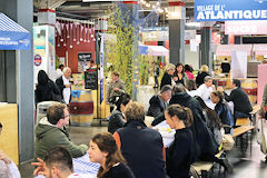 Pause dégustation au village de l'Atlantique Bordeaux SO Good 2018 | Photo Bernard Tocheport