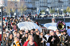 Parade musicale le long des quais - Bordeaux SO Good 2018 | Photo Bernard Tocheport