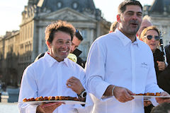 Distribution de canelés face à la bourse - Bordeaux SO Good 2018 | Photo Bernard Tocheport