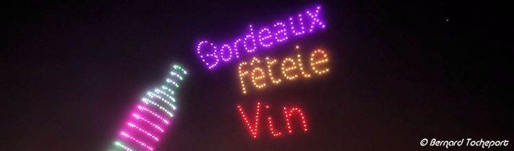 Bordeaux Fête le Vin spectacle de drones sur la Garonne | Photo Bernard Tocheport