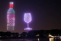 Spectacle de drones : bouteille de Bordeaux et verre à vin | photo Bernard Tocheport