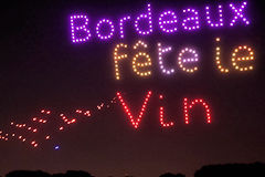 Spectacle de drones : inscription dans le ciel Bordeaux Fête le Vin | photo Bernard Tocheport