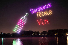 Bordeaux Fête le Vin spectacle de drones sur la Garonne | photo Bernard Tocheport