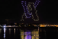 Bordeaux figure géométrique formée par 100 drones sur la Garonne | photo Bernard Tocheport