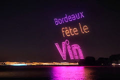 Spectacle drones sur la Garonne : Bordeaux Fête le Vin | photo Bernard Tocheport