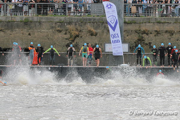 Traversée de Bordeaux à la nage : les nageurs de la vague du Mascaret s'élancent  | Photo 33-bordeaux.com
