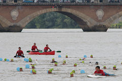Traversée de Bordeaux à la nage : la vague du bouchon vaseux devant le pont de pierre  | Photo 33-bordeaux.com