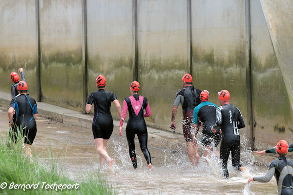 Traversée de Bordeaux à la nage : arrivée pour les nageurs de la vague des Ragondins  | Photo 33-bordeaux.com