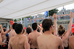 Traversée de Bordeaux à la nage : le retour des nageurs à bord de l'Aquitania| Photo 33-bordeaux.com
