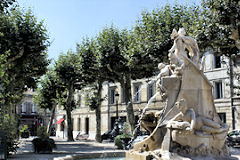 Vue de la place Amédée Larrieu à Bordeaux et de sa fontaine | Photo Bernard Tocheport