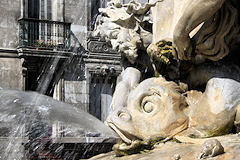 Eau jaillissant de la bouche d'un poisson : fontaine place Amédée Larrieu à Bordeaux | Photo Bernard Tocheport