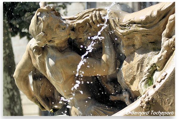 Triton, dieu marin, soulevant la roche : fontaine Burdigala place Amédée Larrieu | Photo Bernard Tocheport