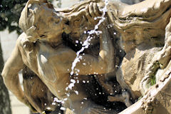Triton, dieu marin, soulevant la roche : fontaine Burdigala place Amédée Larrieu | Photo Bernard Tocheport